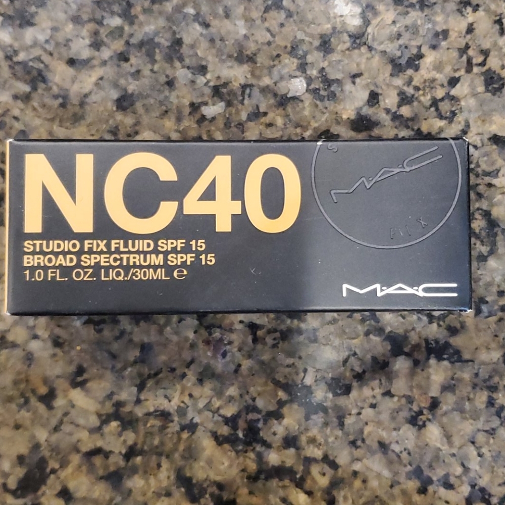 MAC Studio Fix Fluid SPF 15 NC40